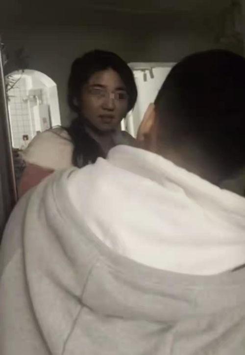 男的把手自拍吃瓜视频,意外走红网络